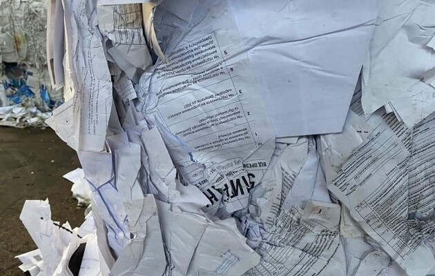 Тисячі бюлетенів з «опитування» Зеленського «утилізували», викинувши на смітник