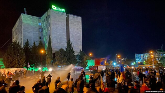 Протести в Тбілісі: поліція двічі застосувала водомети, опозиція оголосила безстрокову акцію 