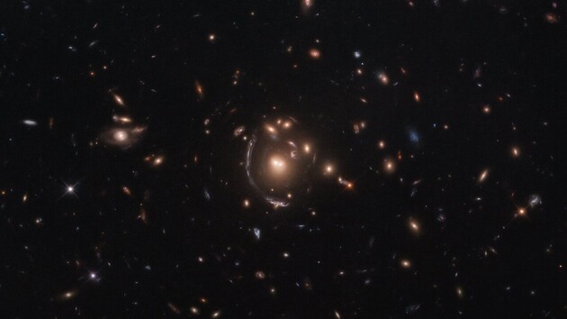 «Хаббл» сделал снимок похожей на арку галактики