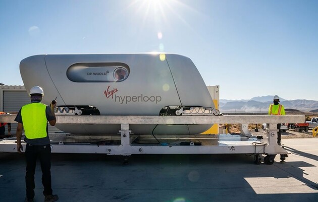 Капсула Hyperloop впервые перевезла пассажиров