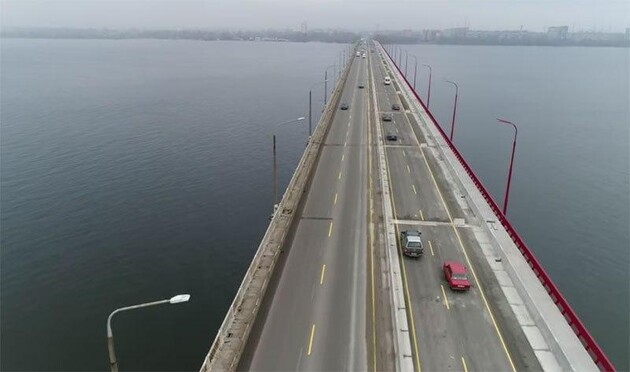 Чиновник і його спільник присвоїли дві третини бюджету на поромні перевезення під час ремонту моста в Дніпрі 
