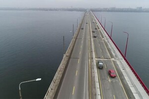 Чиновник і його спільник присвоїли дві третини бюджету на поромні перевезення під час ремонту моста в Дніпрі 