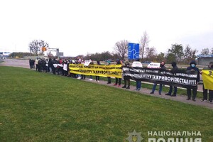 Под Ровно протестующие перекрыли трассу Киев-Чоп и требуют отмены 