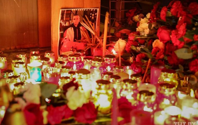 Во "дворе Перемен" появился импровизированный мемориал Романа Бондаренко