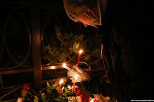 Под посольством Беларуси почтили память погибшего из-за флага минчанина