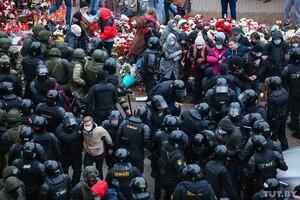 Силовики взяли в кільце і жорстко розігнали демонстрантів в Мінську 