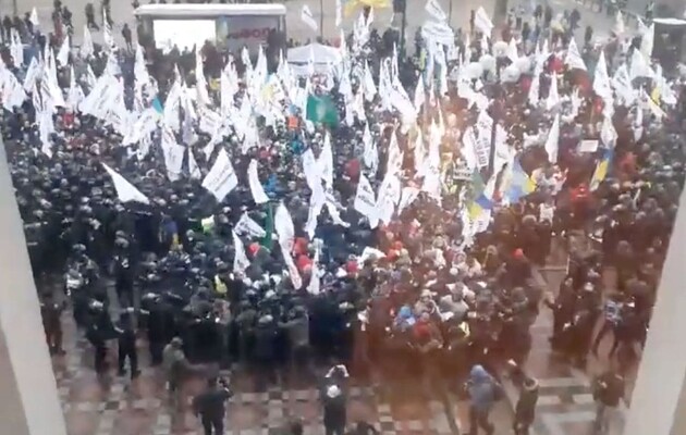 Мітингувальники SaveФОП намагаються прорватися до ВР, тривають сутички з поліцією 
