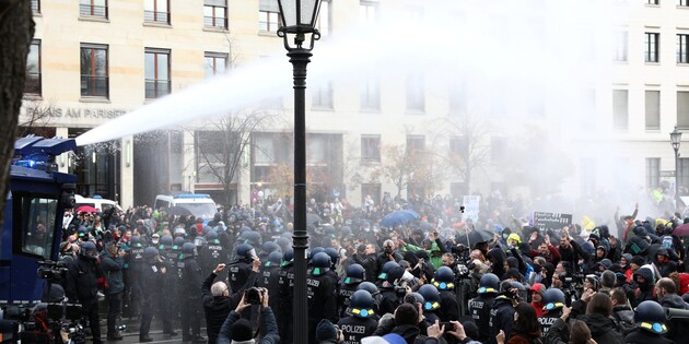 Полиция Берлина применила водометы и слезоточивый газ для разгона демонстрантов