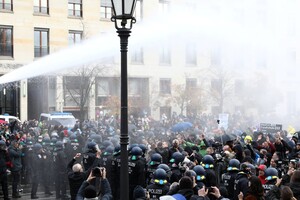 Поліція Берліна застосувала водомети і сльозогінний газ для розгону демонстрантів 