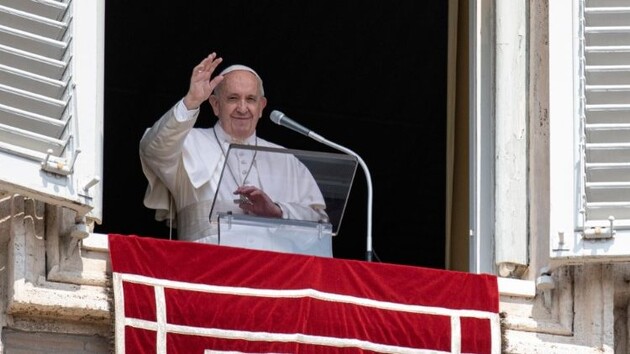 Ватикан проводить розслідування після лайка з аккаунта Папи Римського на сторінці бікіні моделі 