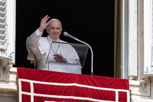 Ватикан проводить розслідування після лайка з аккаунта Папи Римського на сторінці бікіні моделі 