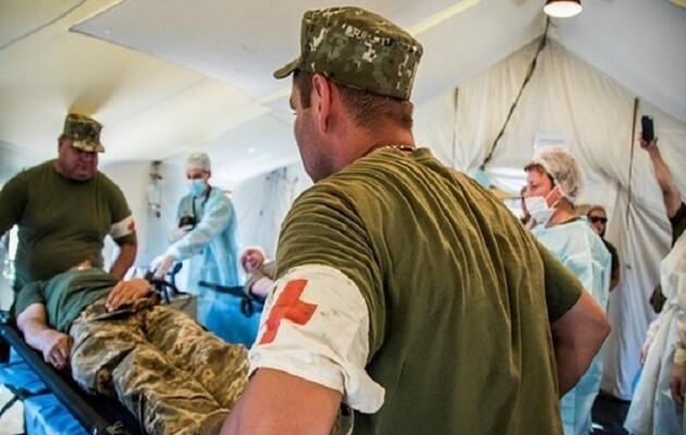 Во время вражеского обстрела Авдеевки украинский боец получил осколочное ранение 
