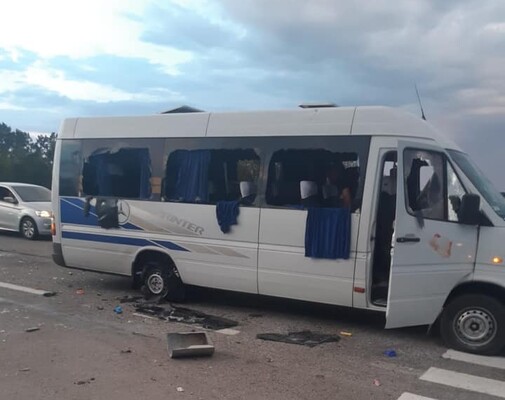 Задержанных за нападение на автобус «ОПЗЖ» под Харьковом больше не подозревают в покушении на убийство