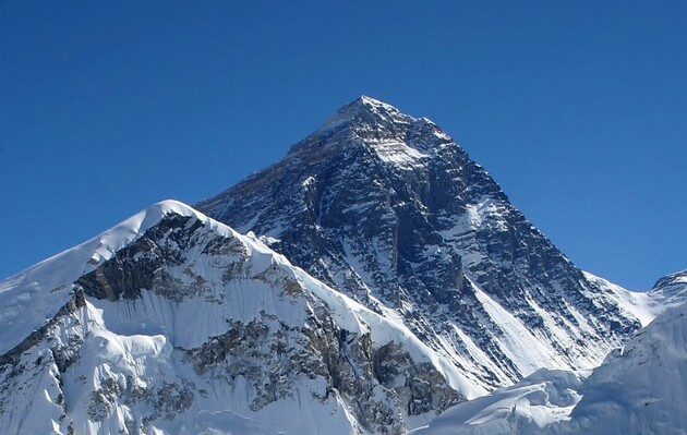 Вчені виявили мікропластик на вершині Евересту 