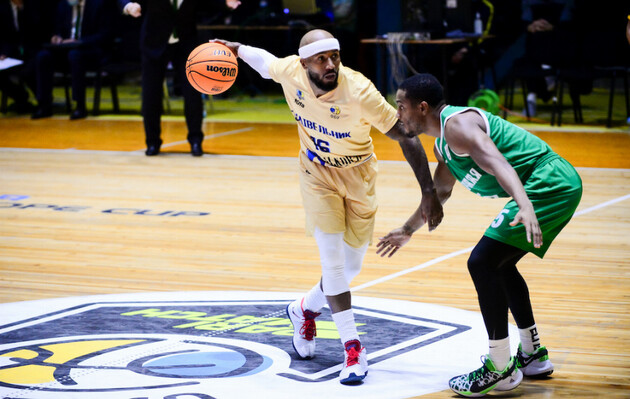 Бертт является первым американским легионером в истории сборной Украины