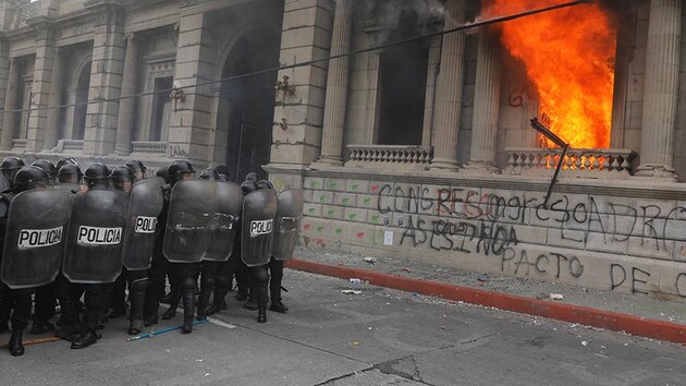 Протестующие в Гватемале подожгли здание Конгресса