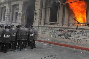 Протестуючі в Гватемалі підпалили будівлю Конгресу 