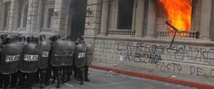 Протестуючі в Гватемалі підпалили будівлю Конгресу 