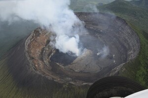 Українські миротворці посадили гелікоптер на кратер діючого вулкану