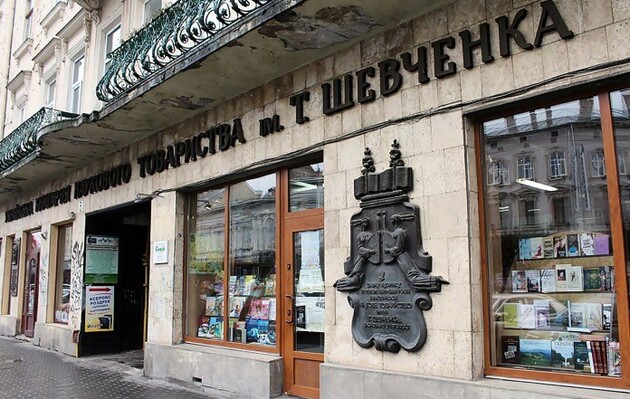 Не выжил в кризис: в историческом центре Львова закрывается легендарный книжный магазин