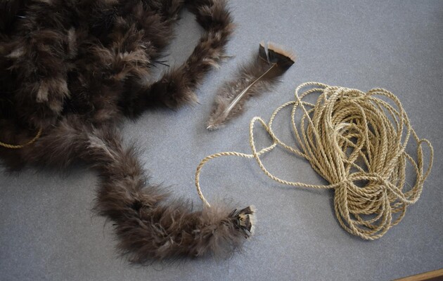 Ковдру виготовили з тисяч індичих пір'їн