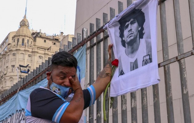Марадону поховали поруч з батьками на приватному кладовищі Белла-Віста під Буенос-Айресом 