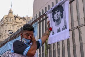 Марадону похоронили рядом с родителями на частном кладбище Белла-Виста под Буэнос-Айресом