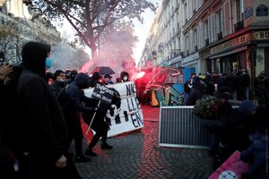 Марш протеста в Париже обернулся беспорядками и погромами