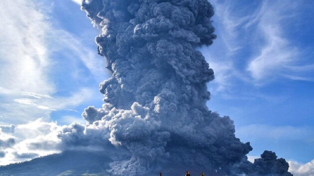 В Индонезии начал извергаться вулкан Левотоло