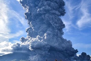 В Індонезії почав вивергатися вулкан Левотоло 
