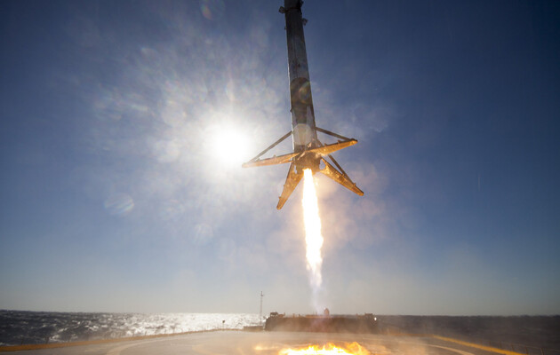 SpaceX в декабре планирует отправить в космос грузовой корабль и три спутника