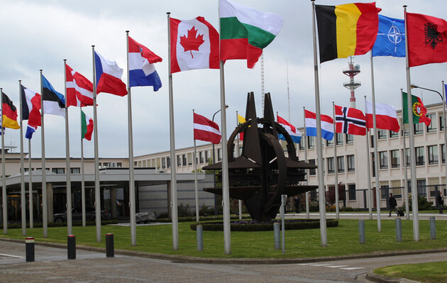 НАТО варто зосередитись на виклику з боку зростання впливу Китаю — Reuters