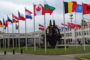 НАТО варто зосередитись на виклику з боку зростання впливу Китаю — Reuters