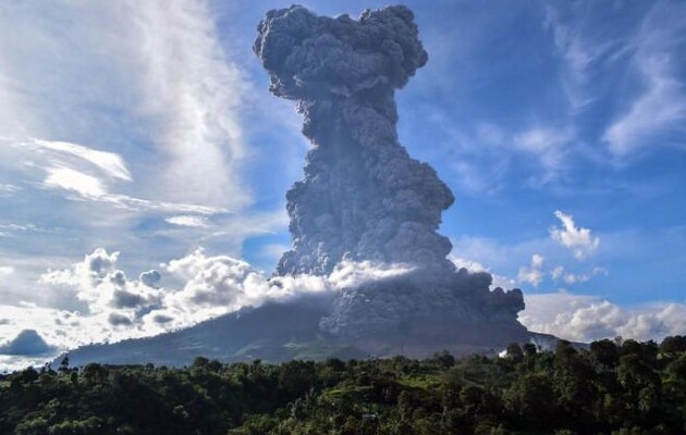 Извержение вулкана в Индонезии: Более 4,5 тысячи человек эвакуировали