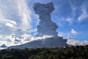 Виверження вулкану в Індонезії: Понад 4,5 тисячі людей евакуювали 