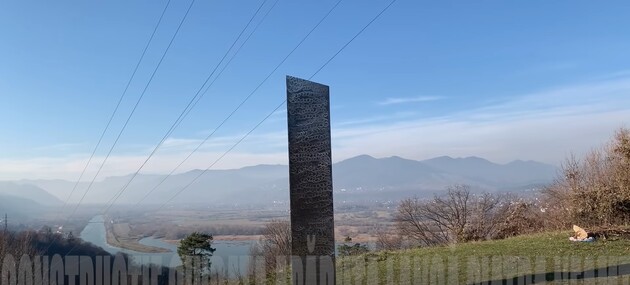 Загадковий "моноліт" знайшли в Румунії