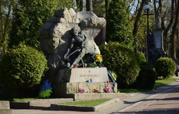 Лычаковское кладбище можно 