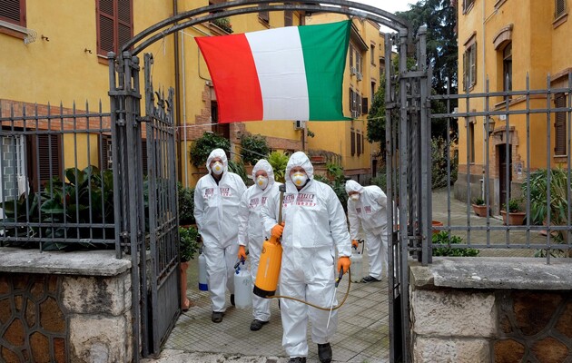 Италия начнет массовую вакцинацию от коронавируса в начале следующего года