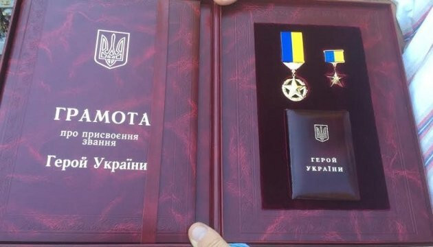 Зеленский присвоил посмертно звание Героя Украины бойцу 