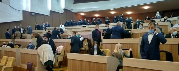 На первой сессии Сумской облрады «Слуга народа», «ОПЗЖ» и «Наш край» голосовали синхронно