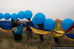 Из Херсона запустили в Крым 20-метровый флаг Украины