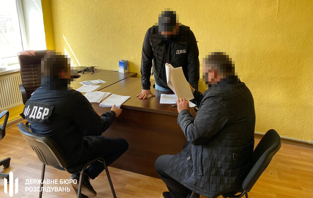 За даними слідства, поліцейські привласнили гроші на фіктивних ремонтах службових автомобілів