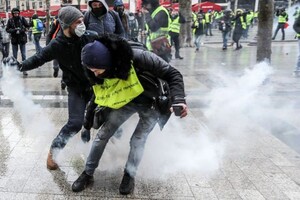 Полиция применила слезоточивый газ на протестах в Париже
