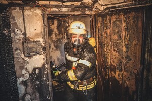 В Киеве во время пожара человек выпрыгнул из окна пятого этажа