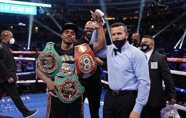 Спенс зберіг титули