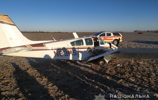 На Київщині розбився легкомоторний літак: фото 