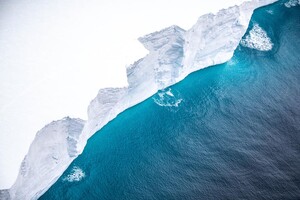 Пилоты сделали снимки самого большого айсберга в мире
