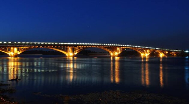 У Києві дві ночі поспіль обмежуватимуть рух мостом Метро