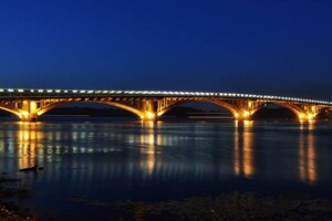 У Києві дві ночі поспіль обмежуватимуть рух мостом Метро