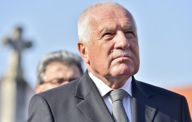 Бывшего президента Чехии Вацлава Клауса оштрафовали за то, что его маска не прикрывала рот и нос